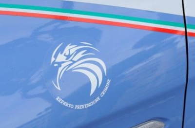Accoltella padre e figlio, arrestato