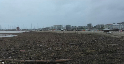 Maltempo, spiagge piene di detriti e rami spezzati. Hera: dieci giorni per sistemare