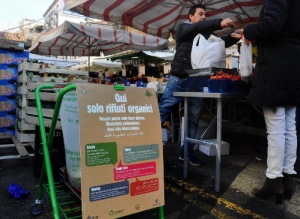 Rifiuti, obbligo di differenziare per fiere e mercati
