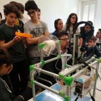 Nuovi laboratori ai licei Karis, sabato open day alla Comasca