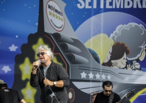Grillo canta sul palco