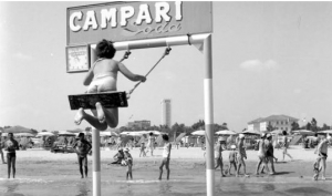 Un&#039;altalena sul mare: Rimini fa un tuffo nel suo passato
