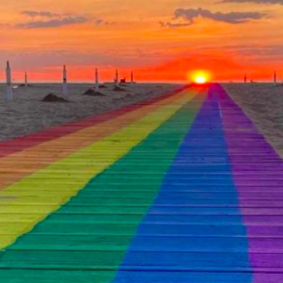 Niente gay pride a causa del coronavirus, bagnino dipinge passerella arcobaleno