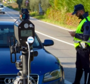 A 150 all’ora sulla superstrada, beccati dal telelaser
