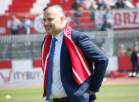 Calcio, biancorossi salvi. Invasione di campo dei tifosi al Neri