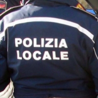 Pattuglia della municipale aggredita: due arresti