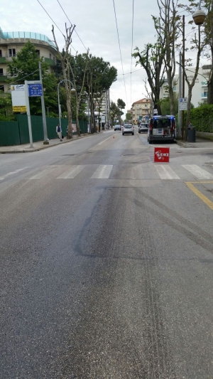 Mezzo perde olio, traccia scivolosa a viale D&#039;Annunzio