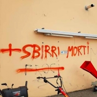 Spadarolo: scritte contro polizia, i commenti istituzionali e politici