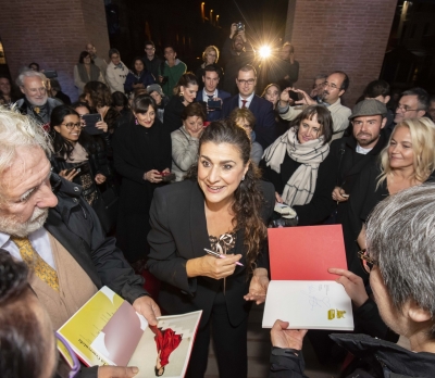 Teatro Galli, gli autografi firmati in piazza da Cecilia Bartoli