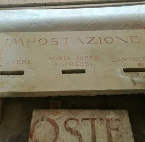 Arengo: ritrovata insegna in pietra delle vecchie Poste