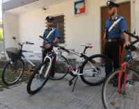 Ladro di biciclette tradito dal commerciante onesto