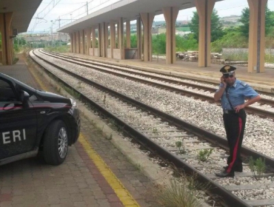 Bellaria, tenta suicidio sui binari