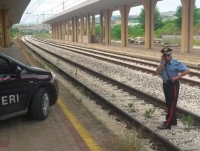 Bellaria, tenta suicidio sui binari