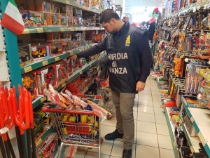 Guardia di finanza, 3 milioni di articoli contraffatti o dannosi tolti dal commercio in una estate