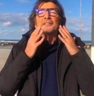 Elezioni a Misano, Cecchetto passeggia in spiaggia