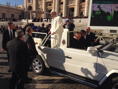 Gli alunni della Karis di Rimini sulla papamobile con Francesco