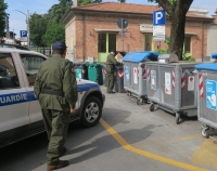 Santarcangelo, rifiuti fuori dai cassonetti: 36 verbali