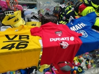 Motogp, bagarini e magliette taroccate: fiamme gialle in azione