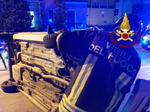 Torre Pedrera, scontro tra due auto