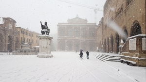 Una giornata di neve, in spiaggia con lo slittino