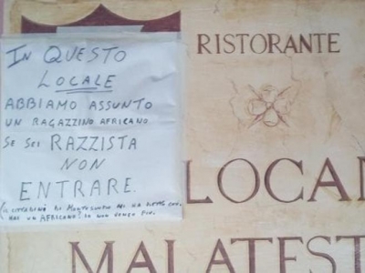 Insultato perché assume ragazzo nero per fare le pizze