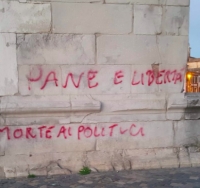 Scritte a spray sull’arco d’Augusto: caccia ai responsabili