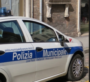 Si dà alla fuga dopo l&#039;incidente, rintracciata dalla polizia municipale