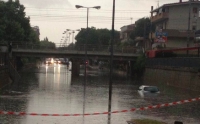 Maltempo, città allagata: auto bloccate nei sottopassaggi
