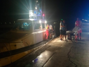 Cade in mare da peschereccio, salvato dalla guardia costiera