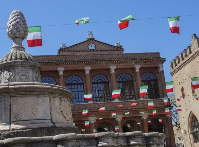 Rimini tutta tricolore per accogliere gli alpini