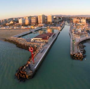 Tavoli all’aperto per i ristoranti: il porto di Riccione diventerà una grande piazza