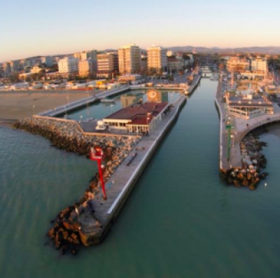 Tavoli all’aperto per i ristoranti: il porto di Riccione diventerà una grande piazza