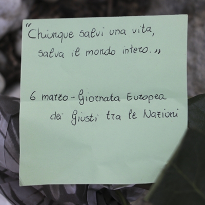 Giornata dei Giusti, misterioso messaggio di speranza lasciato ai piedi del monumento