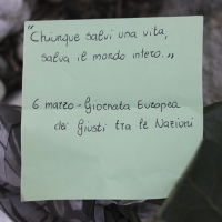 Giornata dei Giusti, misterioso messaggio di speranza lasciato ai piedi del monumento