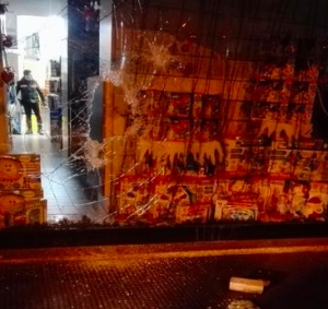 Sfonda vetrina negozio, arrestato 17enne