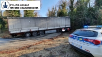 Poggio Torriana, camion incastrato in un tornante