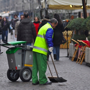 “Basta utopie”, protesta del sindacato Sgb a Ecomondo: spazzini “sottopagati”