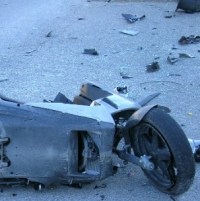 Evade, ma va a sbattere su un’auto parcheggiata