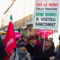 “Giù le mani dalle pensioni”, i sindacati dal prefetto