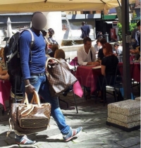 Resiste ai vigili, denunciato venditore abusivo
