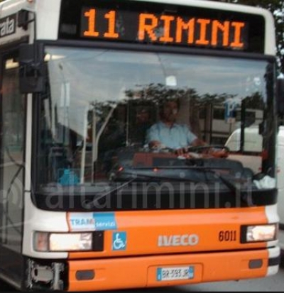 “Ti faccio abortire”, coppia arrestata per rapina su bus 11