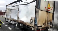 Camion in fumo sulla A14, nessun ferito. L’intervento dei vigili del fuoco