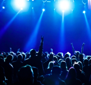 Notti d’estate, lavoro nero e diritti d&#039;autore: licenza sospesa a discoteca