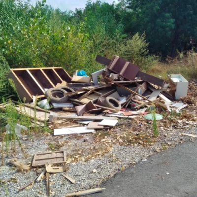 Poggio Torriana, abbandona rifiuti nel piazzale del mercato: multato