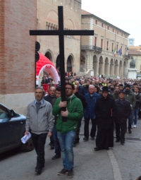 Dal ponte di Tiberio fino in cattedrale, in città la Via Crucis di Cl