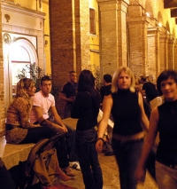 Centro storico, la movida riparte in piedi