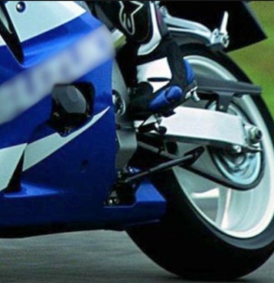 Investe pedone e fugge via, motociclista ricercato