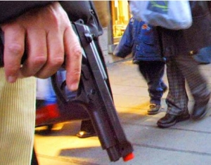 Pistola senza tappo rosso, denunciato