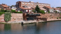 Ponte Tiberio, un balcone spunta su piazzetta Pirinela