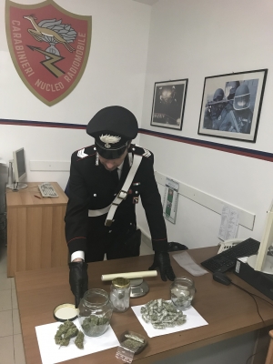 Verucchio, 21enne arrestato per spaccio, in casa 107 grammi di marijuana